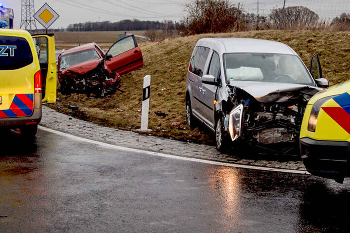 Die Polo-Fahrerin erlitt schwere Verletzungen! Auch die beiden Insassen des VW Caddys mussten vom Notarzt behandelt werden.