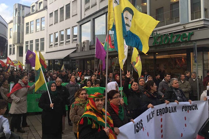 Mit verschiedenen Bannern und Fahnen zogen sie durch die Bielefelder Innenstadt.