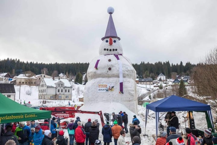 Mit mehr als 15 Metern Höhe überragt der Schneemann das Ortsbild von Carlsfeld.