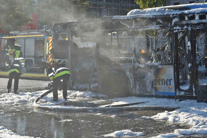 Trotz aller Bemühungen durch die Feuerwehr konnte ein Totalschaden nicht verhindert werden.