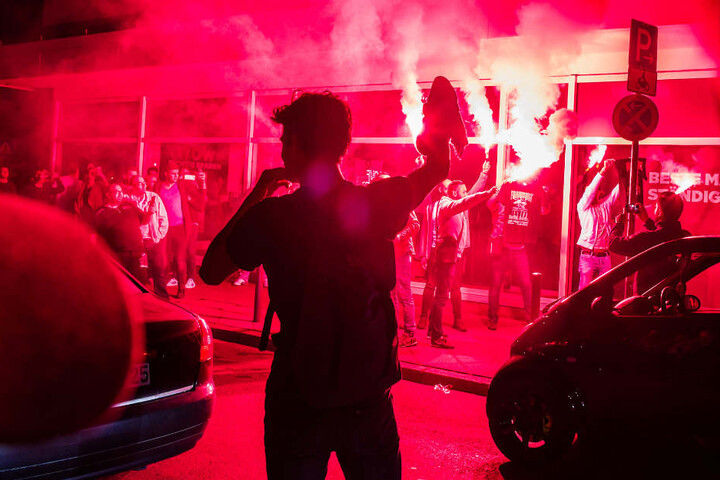 In Frankfurt zündeten die Eintracht-Fans sogenannte "Bengalos".
