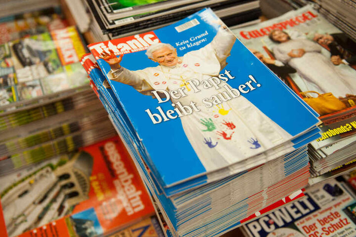 Hefte des Satiremagazins "Titanic" liegen am 27.07.2012 in Berlin in einem Kiosk.