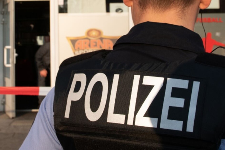 Der Polizist musste nach dem Sturz durch die Fensterscheibe schwer verletzt in ein Krankenhaus gebracht werden. (Symbolbild)