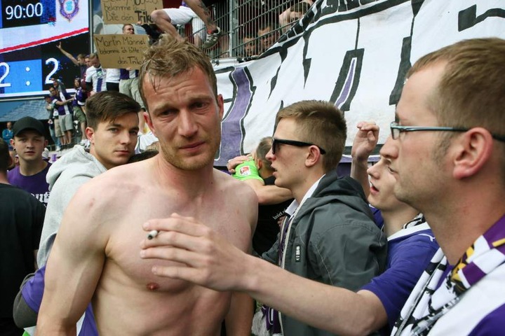 FCE-Spieler Thomas Paulus kann die Tränen nach dem Abstieg 2015 in Heidenheim nicht mehr zurückhalten.