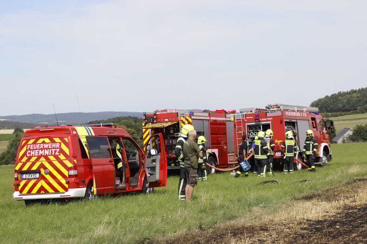 Ungefähr sechs Löschfahrzeuge rollten an, um das Feuer einzudämmen und die noch nicht eingeholte Ernte zu schützen.