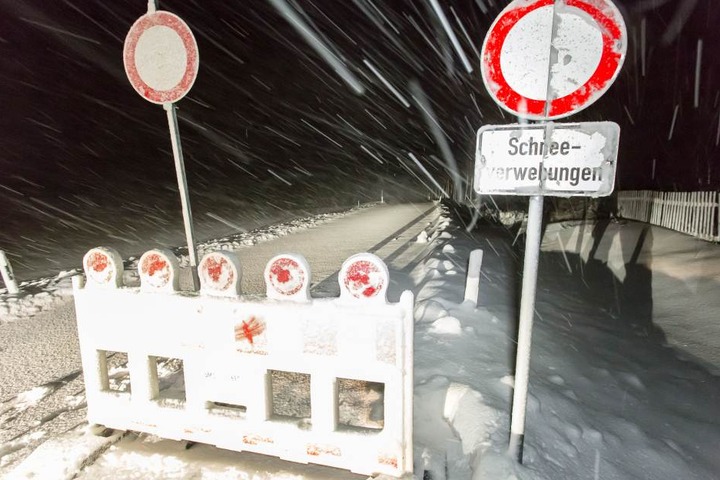Im Erzgebirge sind die ersten Straßen wegen Schneeverwehungen gesperrt.