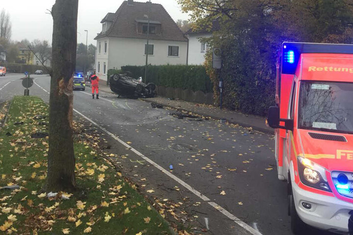 An dem Baum hinterließ der Zusammenstoß deutliche Spuren.