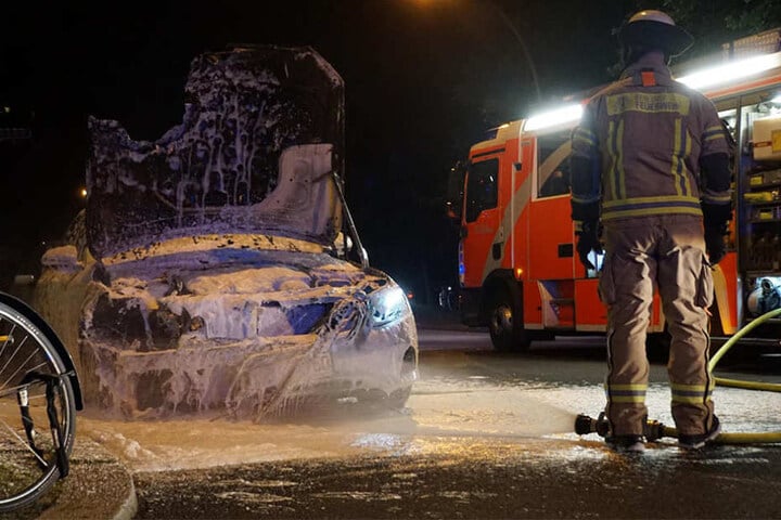 Die Polizei gab an, dass eine Brandstiftung in diesem Fall nicht ausgeschlossen werden könne.