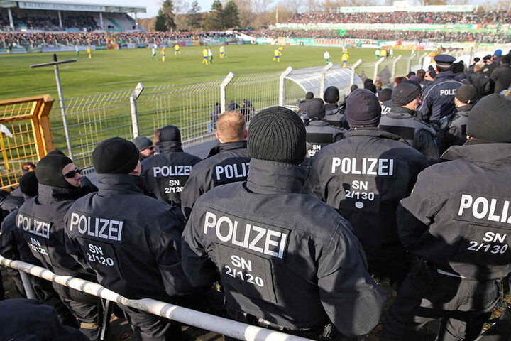 In und um das Stadion waren jede Menge Polizisten im Einsatz.