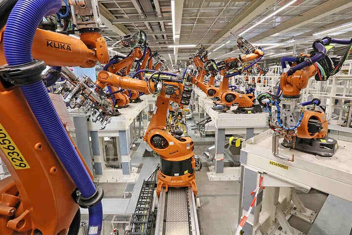 Ein Blick in den Karosseriebau im VW Werk Zwickau.