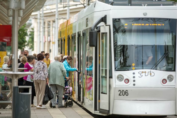 An einer Straßenbahnhaltestelle stiegen der Mann und die Schüler aus. Dann kam es zu der Auseinandersetzung. (Symbolbild)