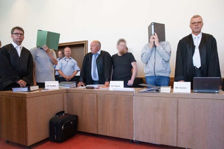 Die Angeklagten Heiko V. (l-r), Mario S. und Andreas V. stehen im Saal des Landgerichtes auf der Anklagebank.