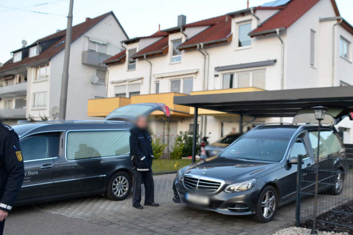 Abtransport der Leichen der vierköpfigen Familie, die bei dem Unglück starb.