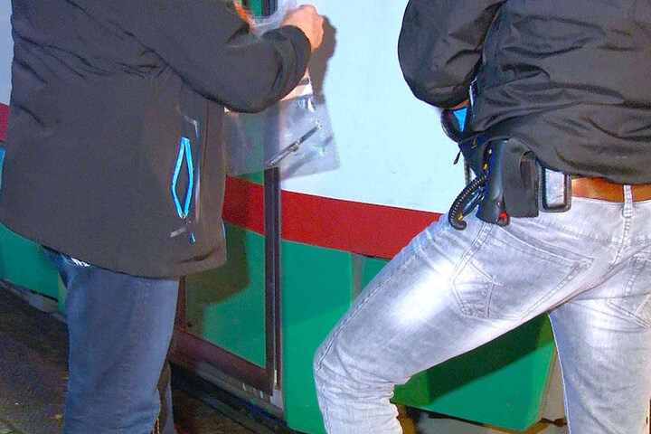 Am Tatort stellten die Beamten ein Messer sicher.