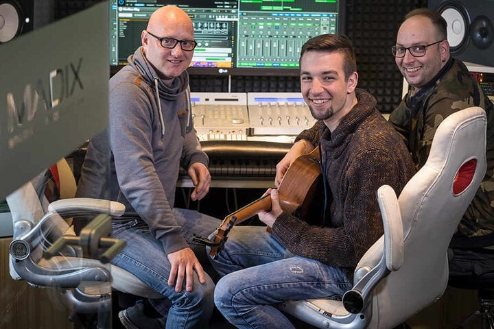Im Studio Madix von Stereoact DJ Rixx alias Sebastian Seidel (34, r.) und Martin Bonitz (36,l.) singt und spielt Talent Jonathan Naumann (22) für einen neuen Titel.