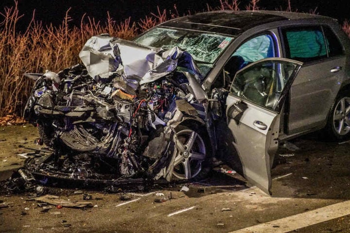 Der völlig zerstörte VW auf einer Landstraße in der Nähe von Waiblingen.