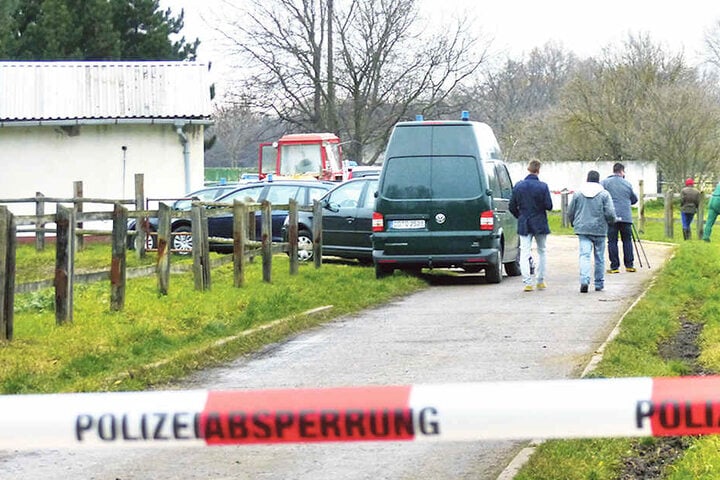 Auf diesem Reiterhof endete die Tragödie tödlich. Polizisten sichern nach dem Mord an Rocco J. Spuren.