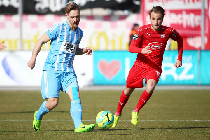 Björn Jopek (l.) mit Zweikampf mit Mike Könnecke