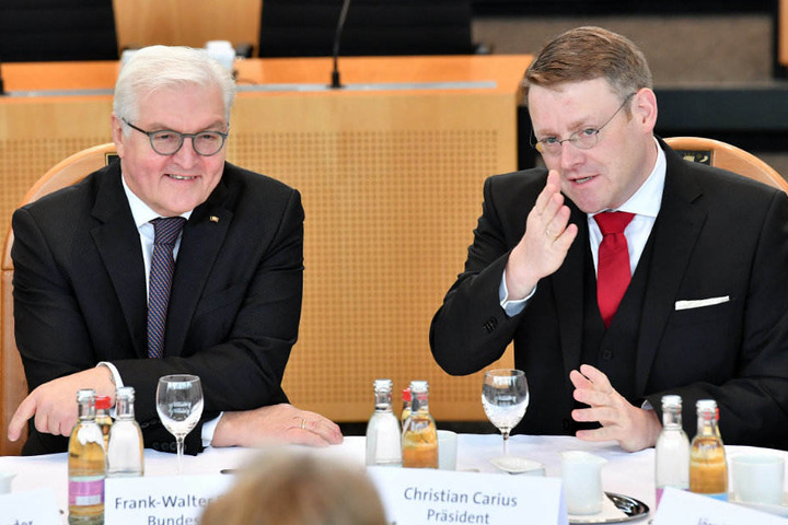 Bundespräsident Frank-Walter Steinmeier und Landtagspräsident Christian Carius (CDU) im Gespräch mit anderen Landtagsabgeordneten.