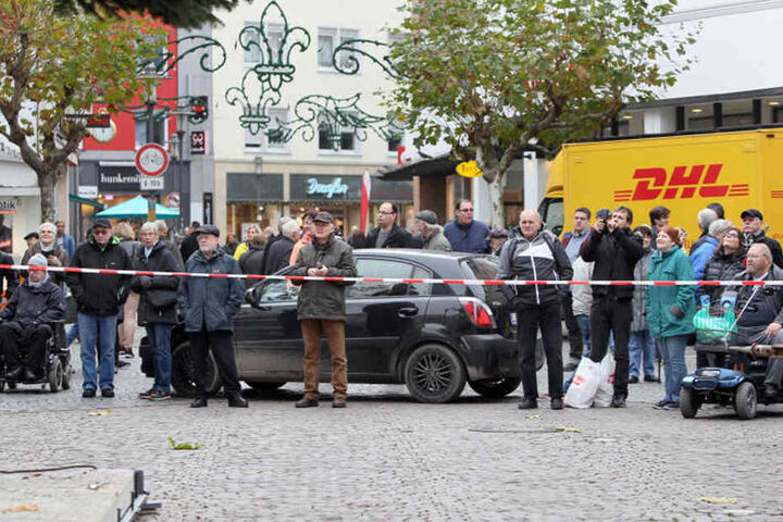 Zahlreiche Zuschauer versammelten sich, um dem Spektakel zuzugucken.