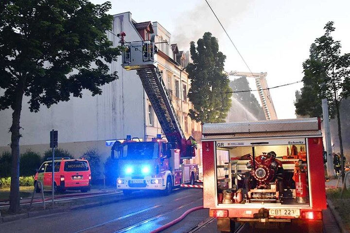 Die Feuerwehr musste für die Löscharbeiten die Oberleitung der Bahn abschalten.