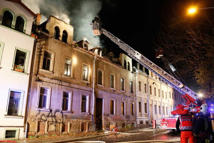 Das Feuer breitete sich in dem Gebäude auf der Sachsenstraße schnell aus.