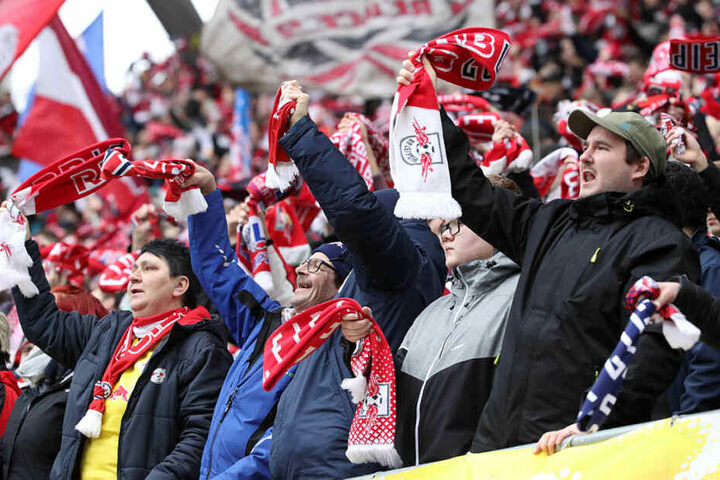 Hatten ihren Spaß und trotzten dem kalten Windböen und kurzem Regenschauer: Die RB-Fans in der Red Bull Arena.