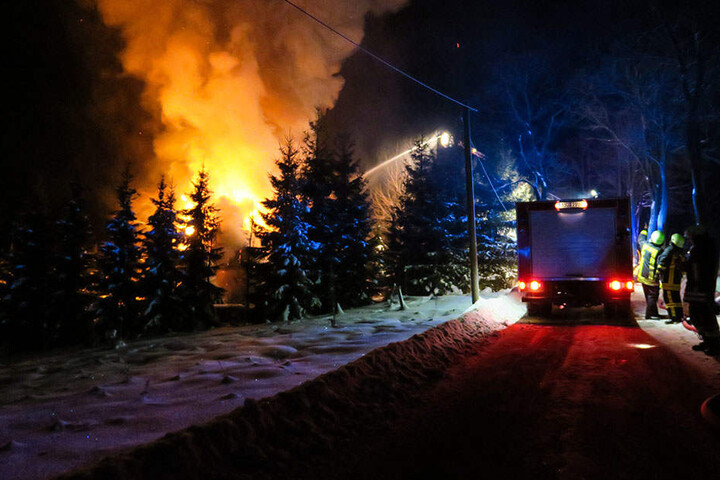 Das Holzhaus stand komplett in Flammen.