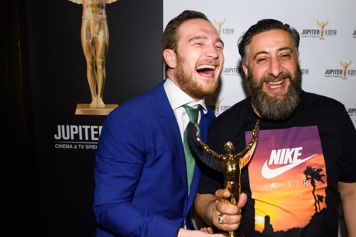 Die Schauspieler Frederick Lau (l) und Kida Khodr Ramadan präsentieren den Jupiter Award, den sie für die TV-Serie "4 Blocks" als "Beste Serie" während der Verleihung des Publikumspreises der beiden Fachzeitschriften Cinema und TV Spielfilm erhalten haben