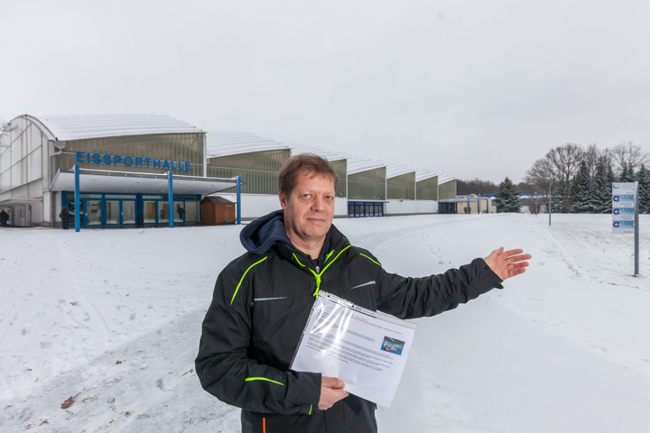 Thomas Ebell zeigt den möglichen Baustandort für eine 50 Meter Schwimmhalle an der Eissporthalle im Küchwald.