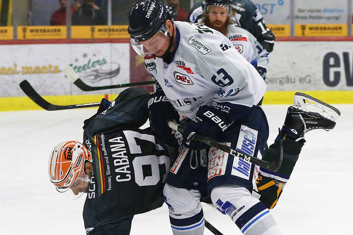 Eislöwen-Verteidiger Georgijs Pujacs (r.) bringt hier im Zweikampf Frederic Cabana zu Fall. Wenn die Dresdner die Steelers in der Serie umhauen wollen, müssen sie so agieren - hart, aber fair.