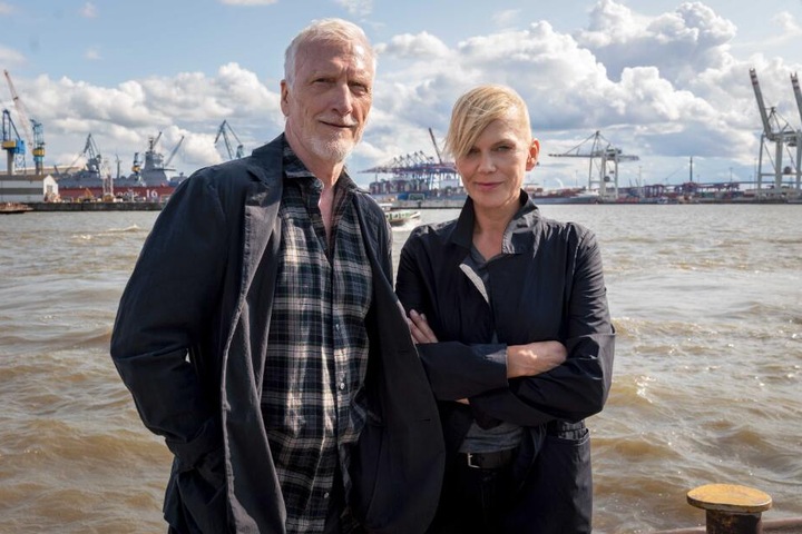 Die Schauspieler Ernst Stötzner (als Richard Dorn) und Anna Loos (als Helen Dorn) stehen an der Elbe.
