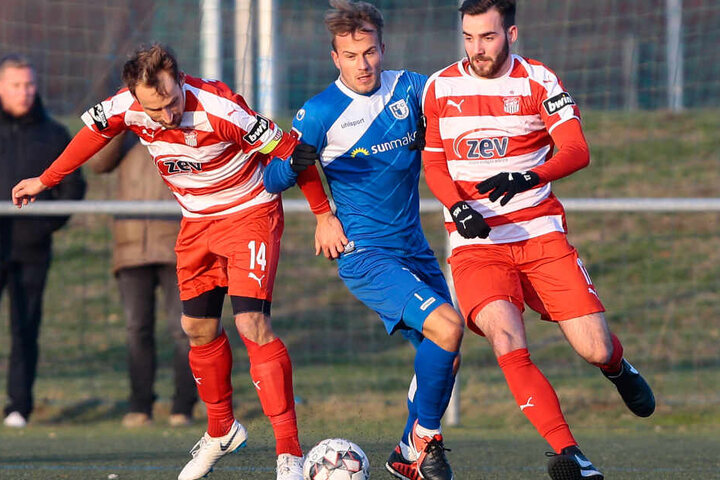 FCM-Angreifer Felix Lohkemper (m.) setzt sich gegen Toni Wachsmuth (l.) und Morris Schröter durch.