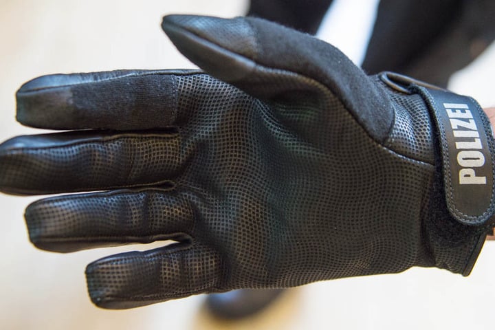Trotz eines solchen Handschuhes erlitt die Polizistin durch den Biss Verletzungen an einem Finger.