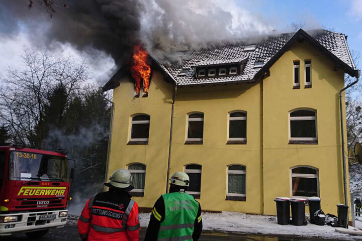 Die Feuerwehr arbeitet mit Hochtouren an den Löscharbeiten.