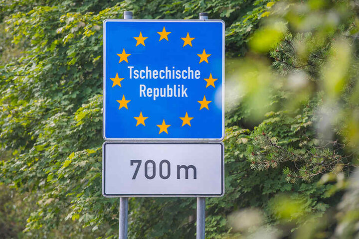 Großfahndung an der Grenze: Die Polizei blickte Donnerstag unter viele Motorhauben und in viele Kofferräume, auf der Suche nach illegalem Gepäck.