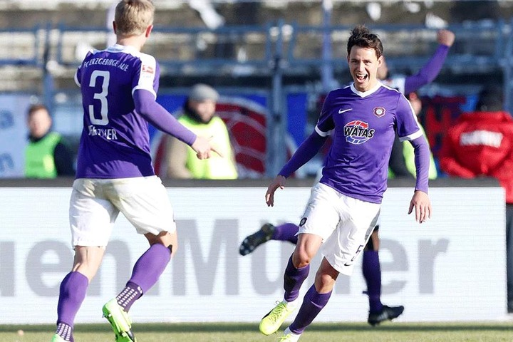 Sebastian Hertner und Clemens Fandrich (re.) nach dem Treffer zum 1:0 gegen Heidenheim durch Pascal Köpke.