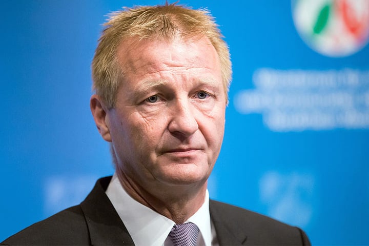 NRW-Innenminister Ralf Jäger warnt vor den drei Todsünden, die man auf Autobahnen begehen kann.
