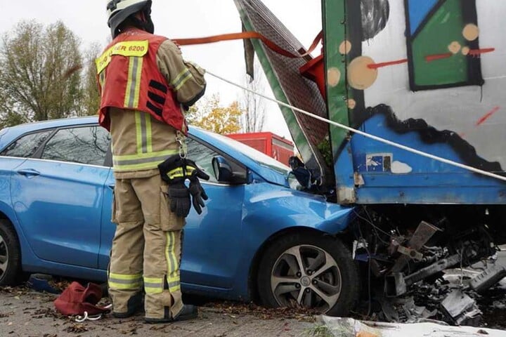 Auto und Laster wurden schwer beschädigt.