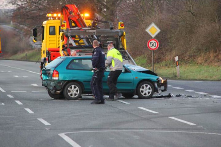Wegen der Beschädigung mussten die Autos abgeschleppt werden.