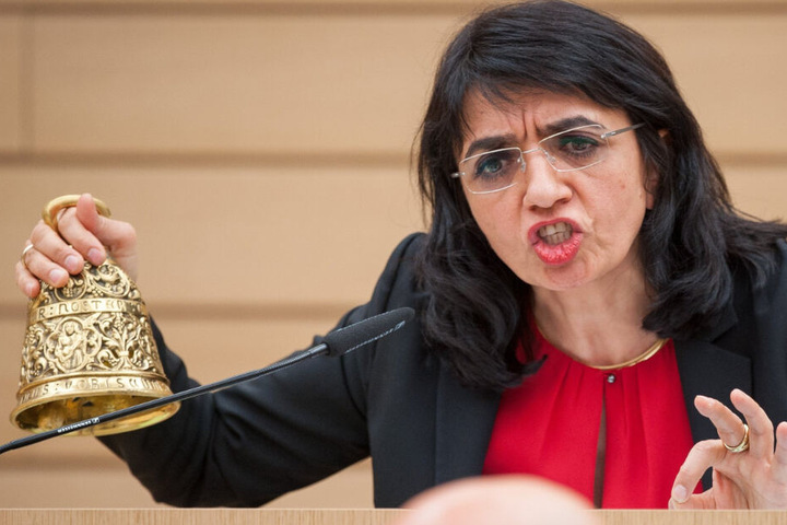 Muhterem Aras läutet während einer Debatte im Plenarsaal mit einer Glocke.