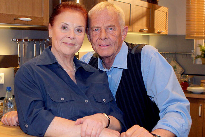2011: Der Schauspieler Rolf Becker (als Otto Stein) und Ursula Karusseit (als Charlotte Gauss) im neuen Haus "Stein" in Leipzig für eine Folge aus In aller Freundschaft" vor der Kamera.