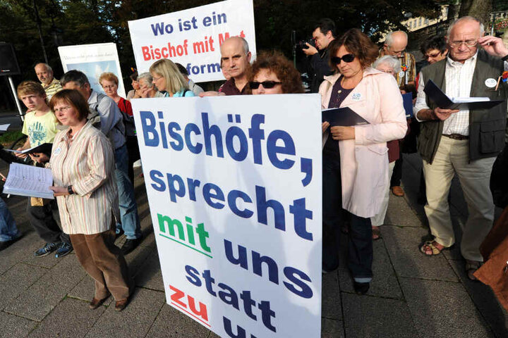 Fulda, 2010: Demonstranten fordern die Entkoppelung von Zölibat und Priesteramt.