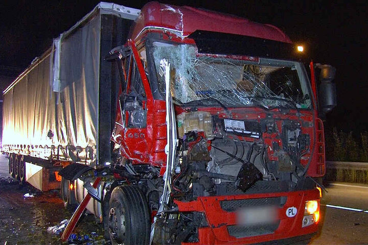Wie durch ein Wunder konnte sich der Unfallverursacher unverletzt aus seinem zerstörten Führerhaus befreien.