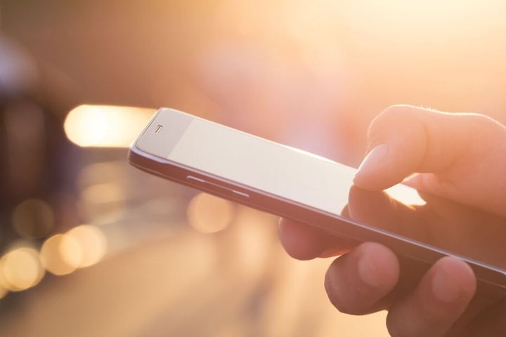Die junge Frau fixierte nur das Smartphone und bekam von der Bahn nichts mit. (Symbolbild)