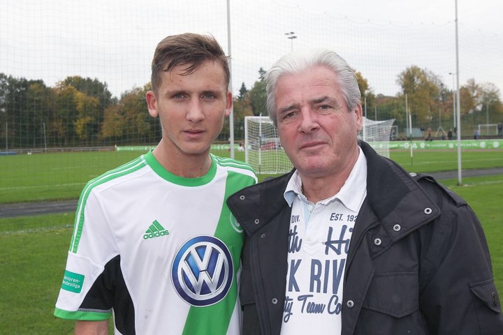 Paul und Wolfgang Seguin auf dem Trainingsgelände des VfL Wolfsburg.