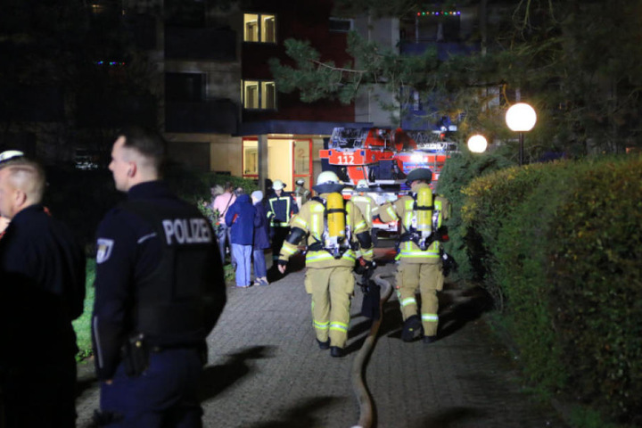 Rund 50 Bewohner mussten das Hochhaus während der Löscharbeiten verlassen.