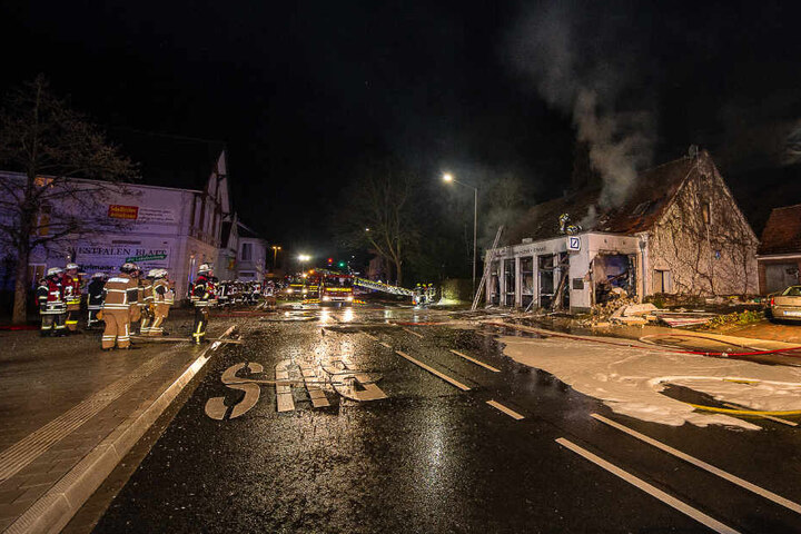 Die Explosion sorgte einen Großeinsatz aus. Die Lange Straße ist gesperrt.