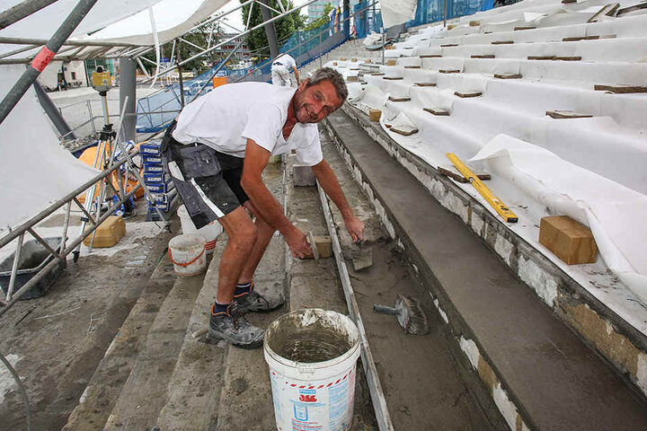 Udo Tunack (50), Mitarbeiter der Dresdner Firma Schubert Steinmetz und Steinbildhauer GmbH, bessert die Stufen mit Beton aus.