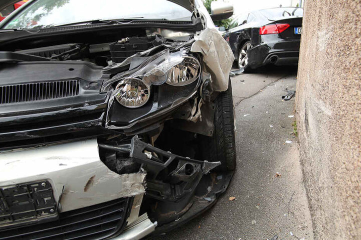 Die Frau gab an, dass ihr Wagen einen Defekt hatte, der zum Unfall führte. Die Polizei ermittelt.